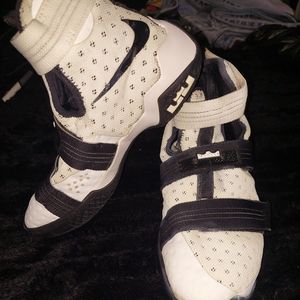 Nike lebron james shoes soldier ten